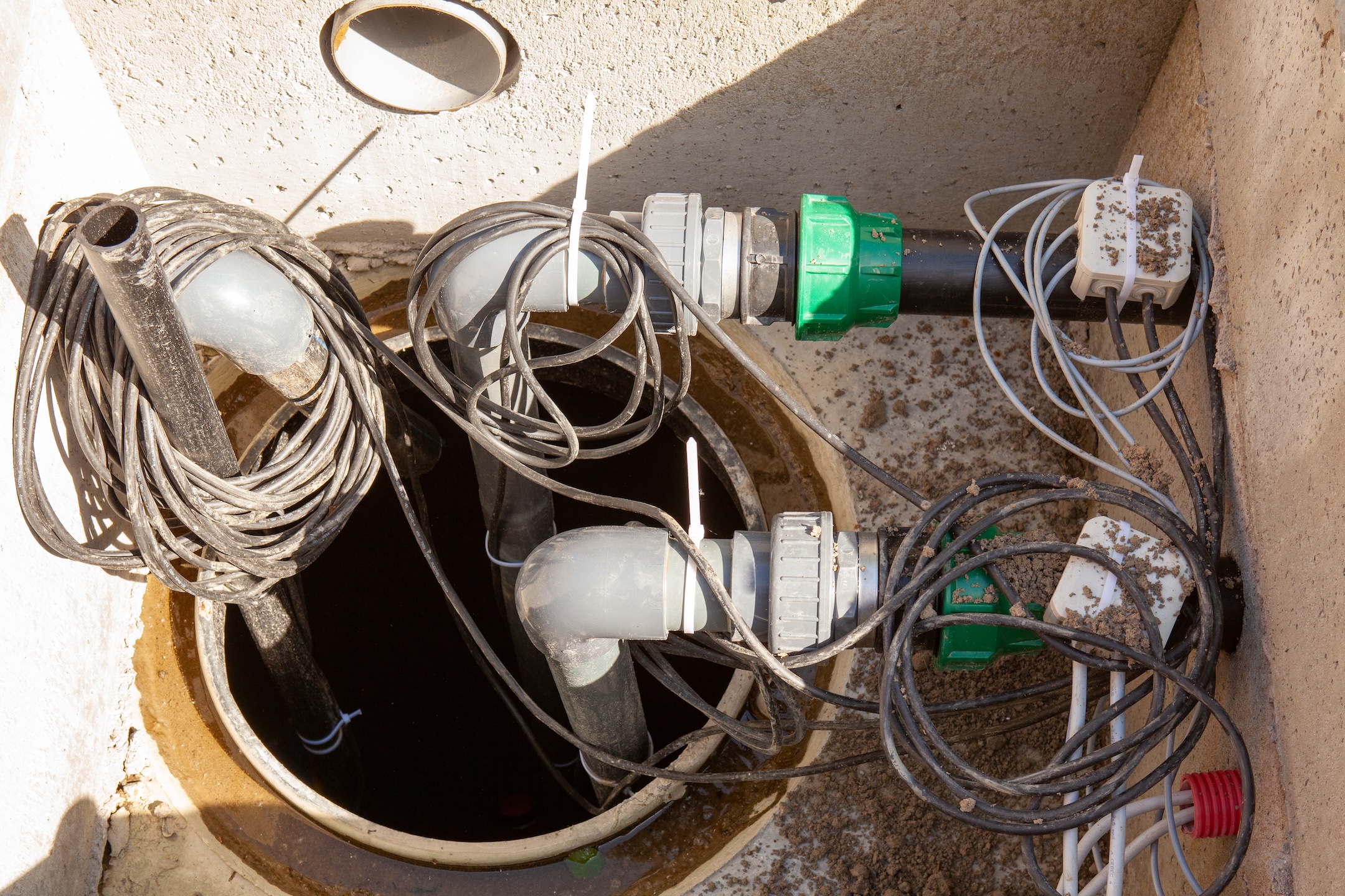 In this well with pumps and pipes is for a rainwater installation