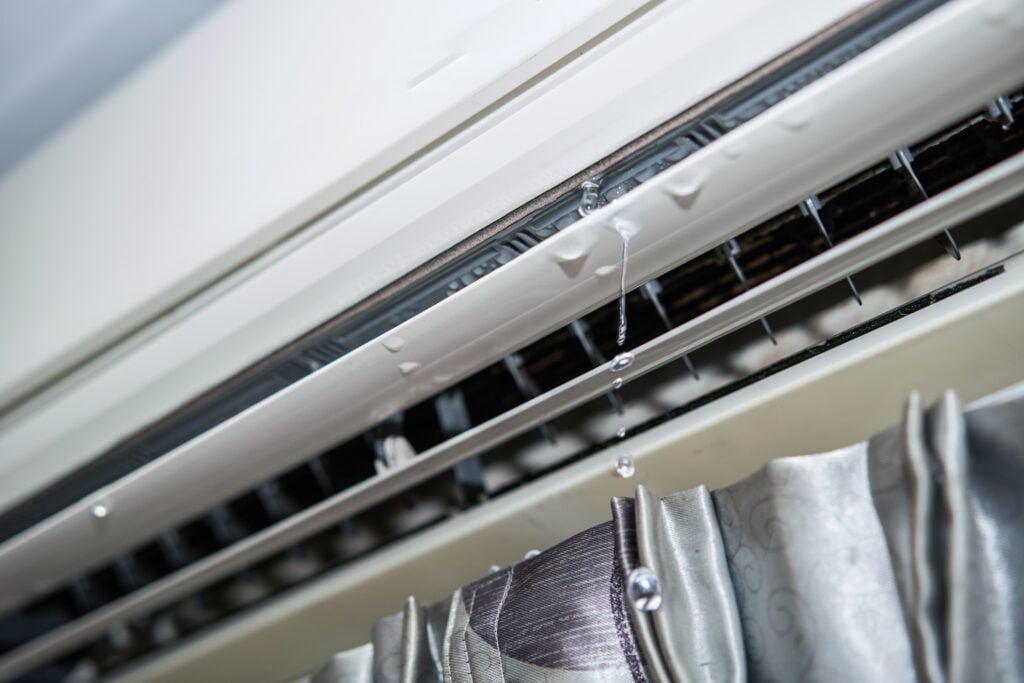 emergency ac repair Water leaking from the air conditioner drips from the cooler. 